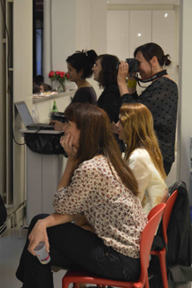 Sari Tanikawa  la manuvre derrire l'ordinateur, Pauline Dorkel en soutien et Natacha Seignolles en paparazza